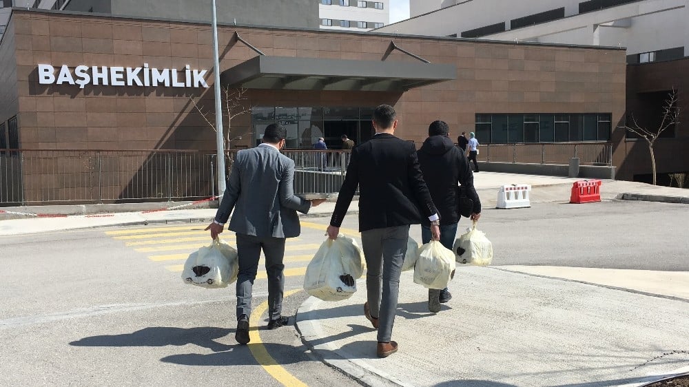 Elazığlı esnaftan, sağlık çalışanlarına moral tatlısı 