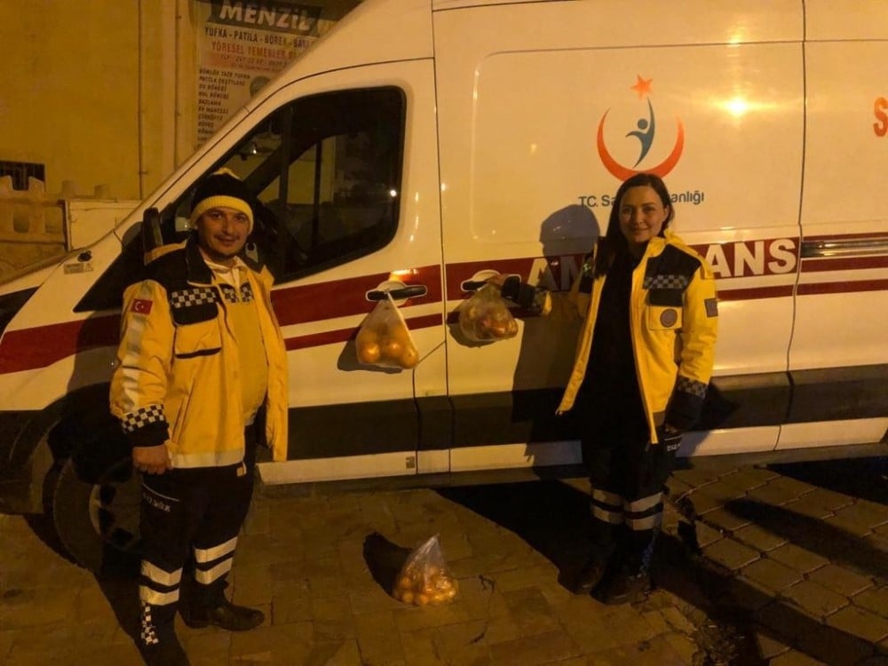 Elazığlılardan sağlık ekibini duygulandıran görüntü 