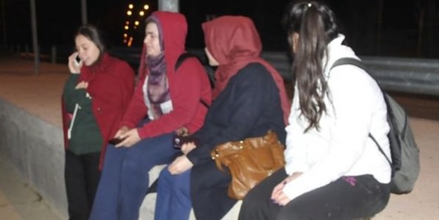 Elbise askısı yurdu boşalttırdı