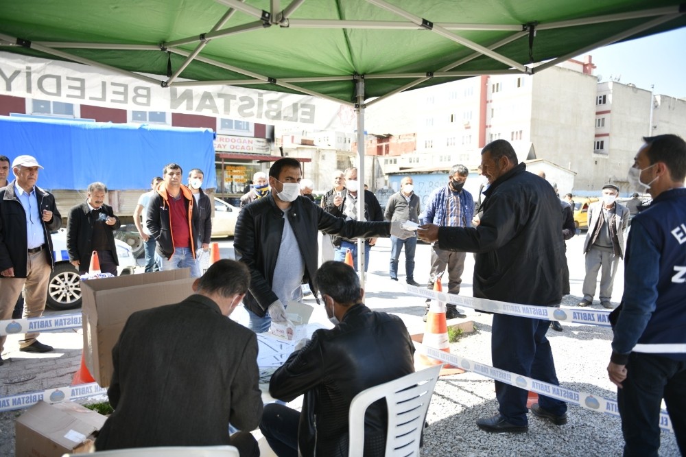 Elbistan Belediyesinden vatandaşlara ücretsiz maske 
