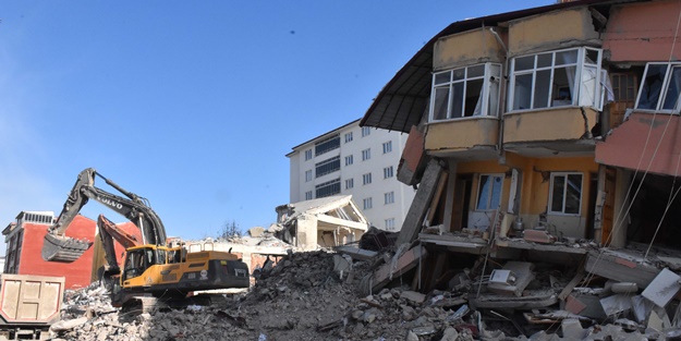 Elbistan'da enkaz kaldırma çalışmaları sürüyor