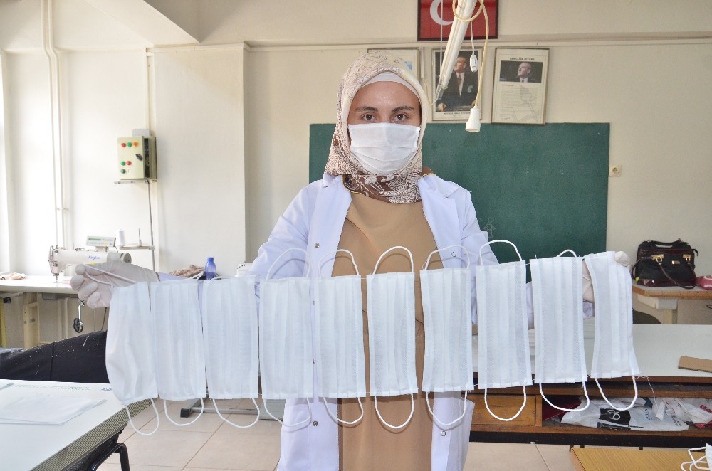 Elbistan’da usta öğreticilerle öğretmenler 18 bin maske üretti 