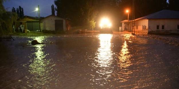Elbistan'dan sağanak yağış taşkınlara neden oldu