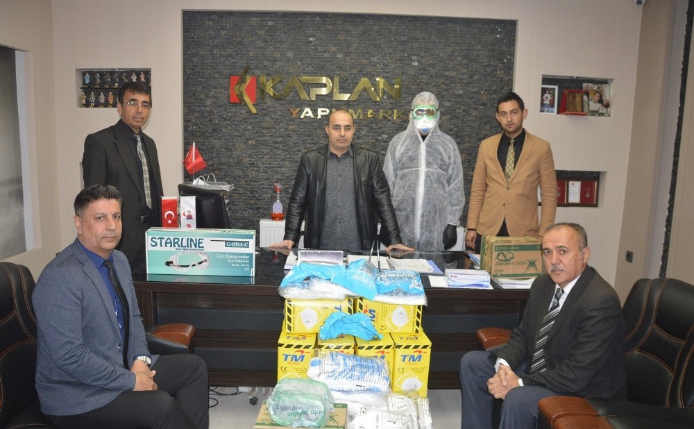 Elbistanlı esnaf, deposundaki 10 bin maskeyi devlete hibe etti 