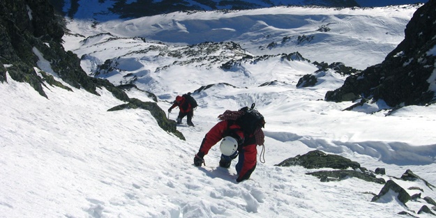 Elbruz Dağı'nda mahsur kalan 19 dağcıdan 5'i öldü