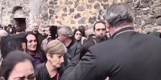 Elde silahla tehditler savuran papaz ve cemaati ağlayarak gitti