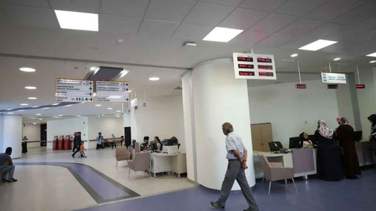 Elden para isteyip karşı çıkan hasta yakınını dövdüler! O hastaneye soruşturma!