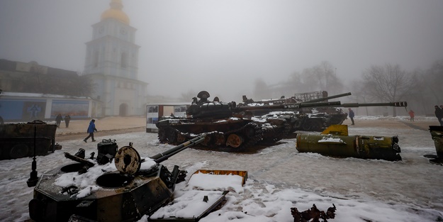 Ele geçirilen Rus tankları Kiev'de sergileniyor