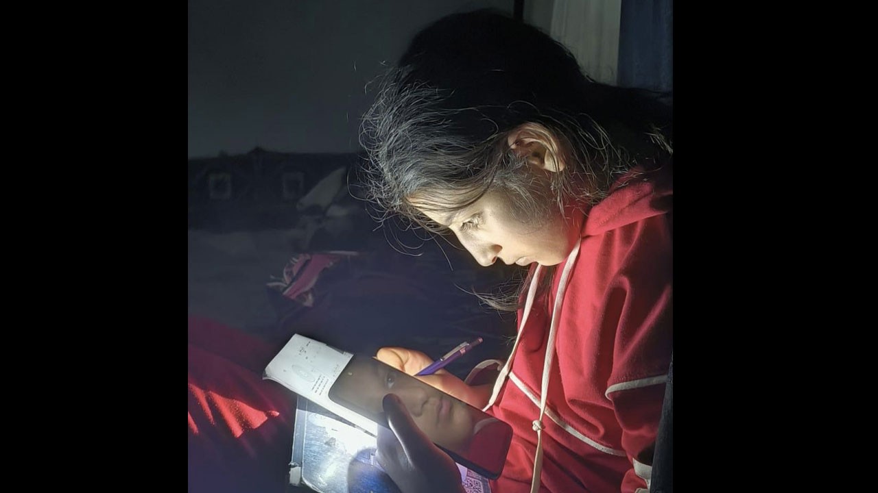 Elektriğe hasret şehir: O İlçede öğrenciler karanlıkta ders çalışıyor