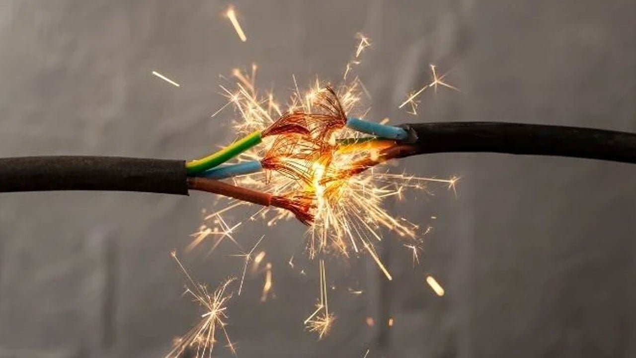 Elektrik akımına kapılan genç feci şekilde can verdi