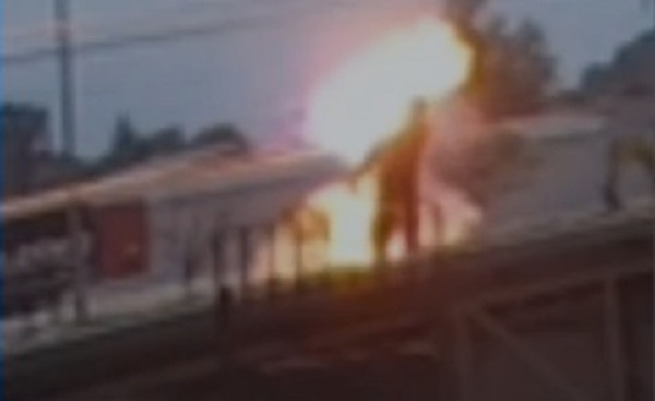 Elektrik akımına kapıldı alev alev yandı