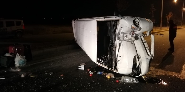 Elektrik direğine çarpan minibüs yan yattı: Yaralılar var