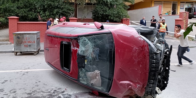 Elektrik direğine çarpan otomobil devrildi