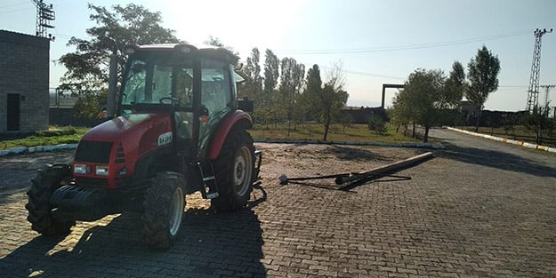 Elektrik direğini keserek çaldılar!