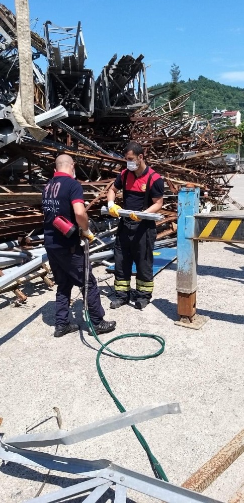 Elektrik direğinin içinde sıkışan minik kedi uzun uğraşlar sonucu kurtarıldı 