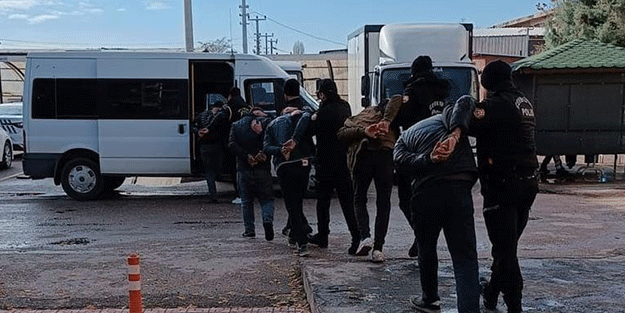 Elektrik direklerine dadanan fareler hapsi boyladı