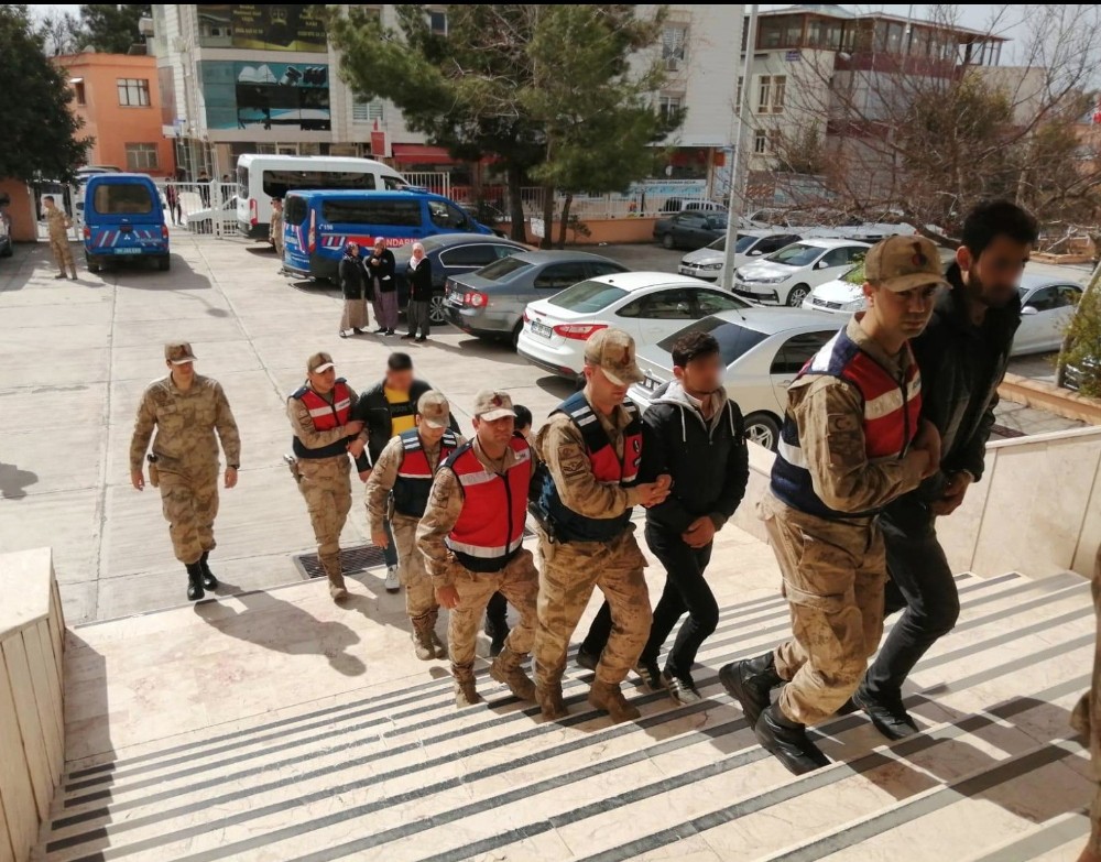 Elektrik kablosu çalarken suçüstü yakalandılar 