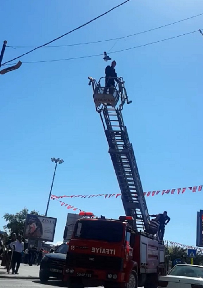 Elektrik kablosuna takıldı, kurtarılması dakikalar sürdü 
