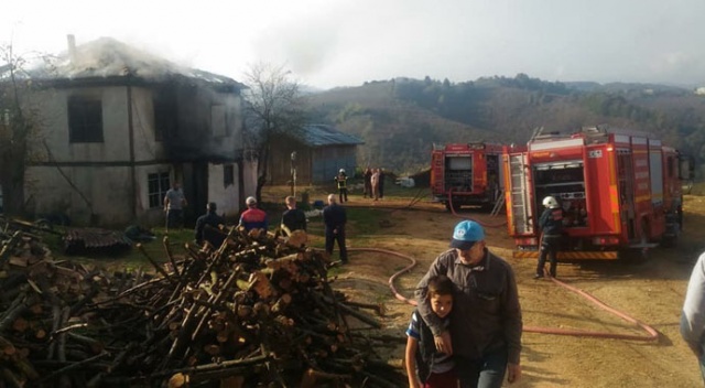 Elektrik kontağından çıkan yangın ahşap evi kullanılamaz hale getirdi