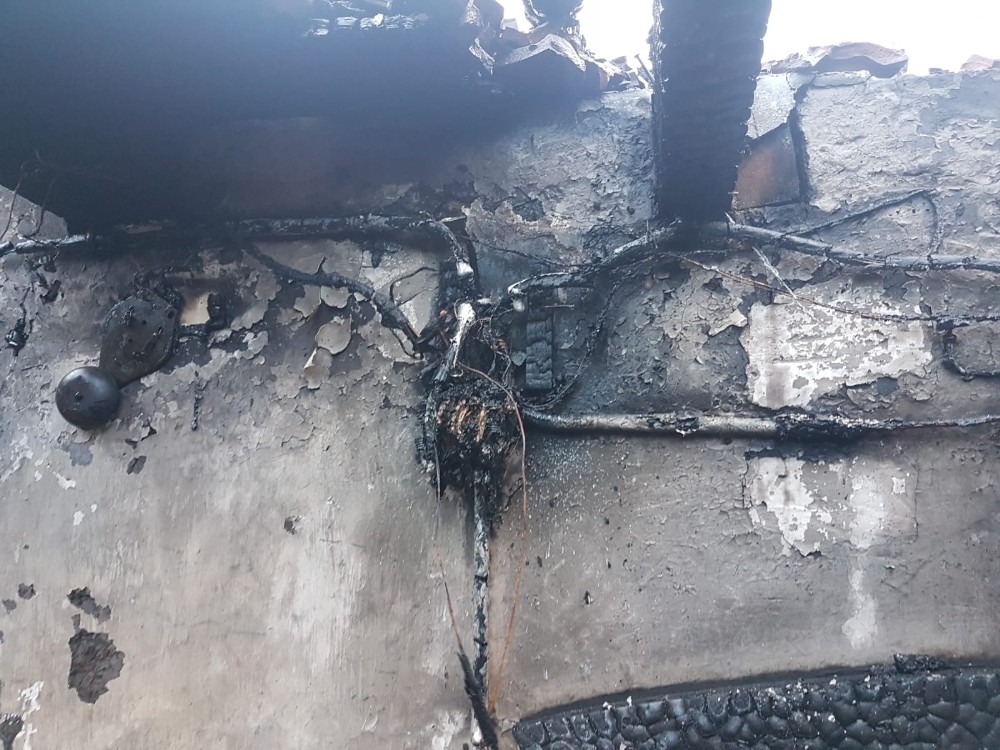 Elektrik kontağından çıkan yangın evi kül etti 