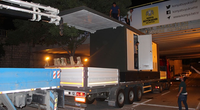 Elektrik panosu yüklü TIR alt geçide sıkıştı