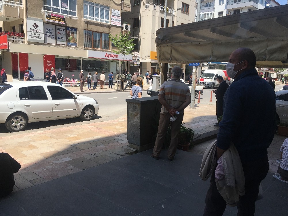 Elektrik şirketinin ’fatura’ mesajı sosyal mesafeyi deldirdi 