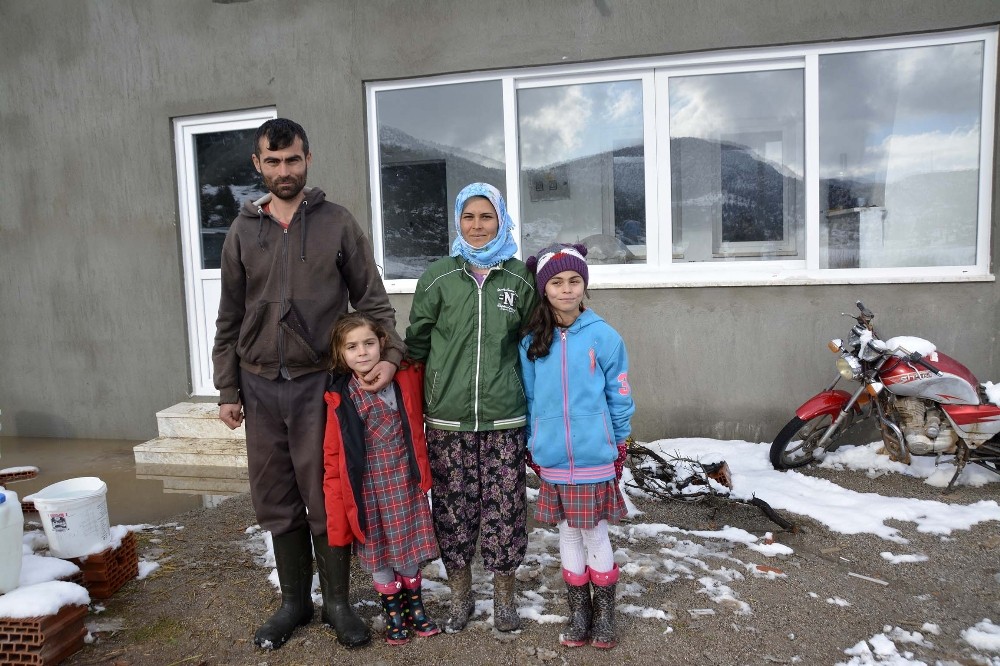 Elektrik ve suyu olmayan evde yaşam mücadelesi 