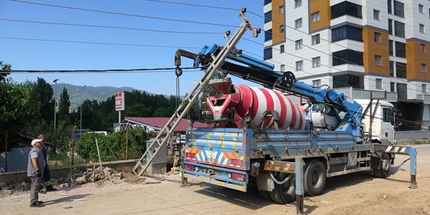 Elektrik ve telefon hatlarına takılan mikser ortalığı yıktı geçti
