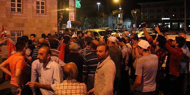 Elektrikler kesildi bayrağını kapan sokağa koştu