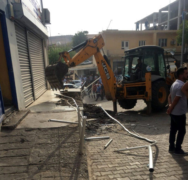 Elektrikleri kesilen belediye, şirketin binasını yıktı!
