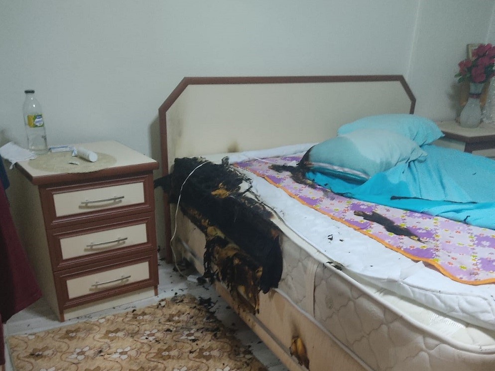 Elektrikli battaniyede çıkan yangını söndürmek isterken..