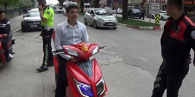 Elektrikli bisiklete çakar taktı, polis anında enseledi