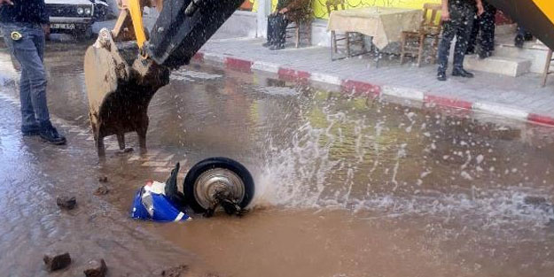 Elektrikli bisikletiyle çukura düştü