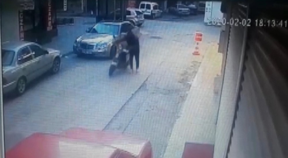 Elektrikli motosikletin çalınma anı güvenlik kamerasında 