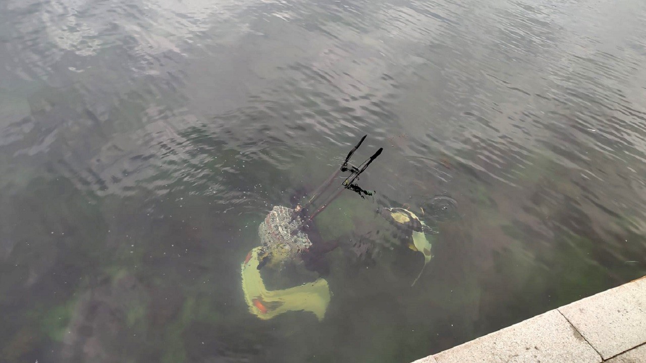 Elektrikli motosikletiyle sulara gömüldü