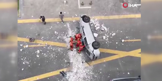 Elektrikli otomobil 3. kattan düştü: 2 ölü