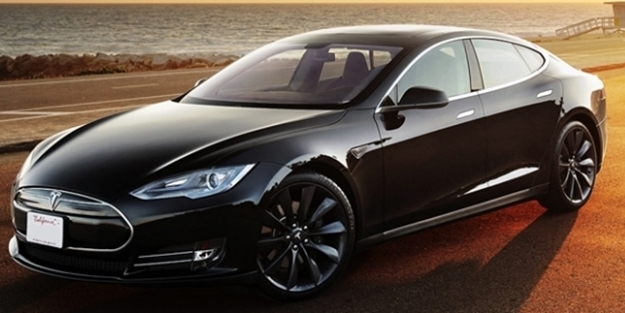 ​Elektrikli otomobil ile su basmış tünelden geçti!