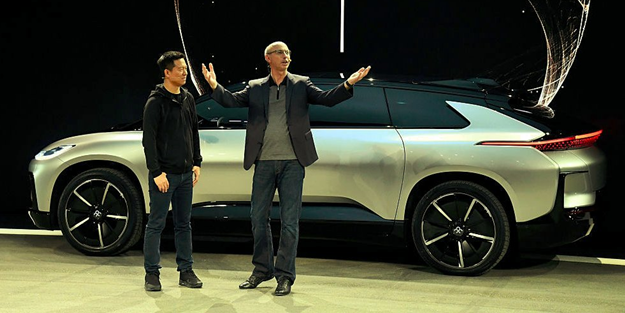 Elektrikli otomobil tanıtım esnasında bozuldu