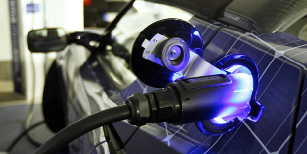 Elektrikli otomobilden benzin çalmaya çalışırken can verdi