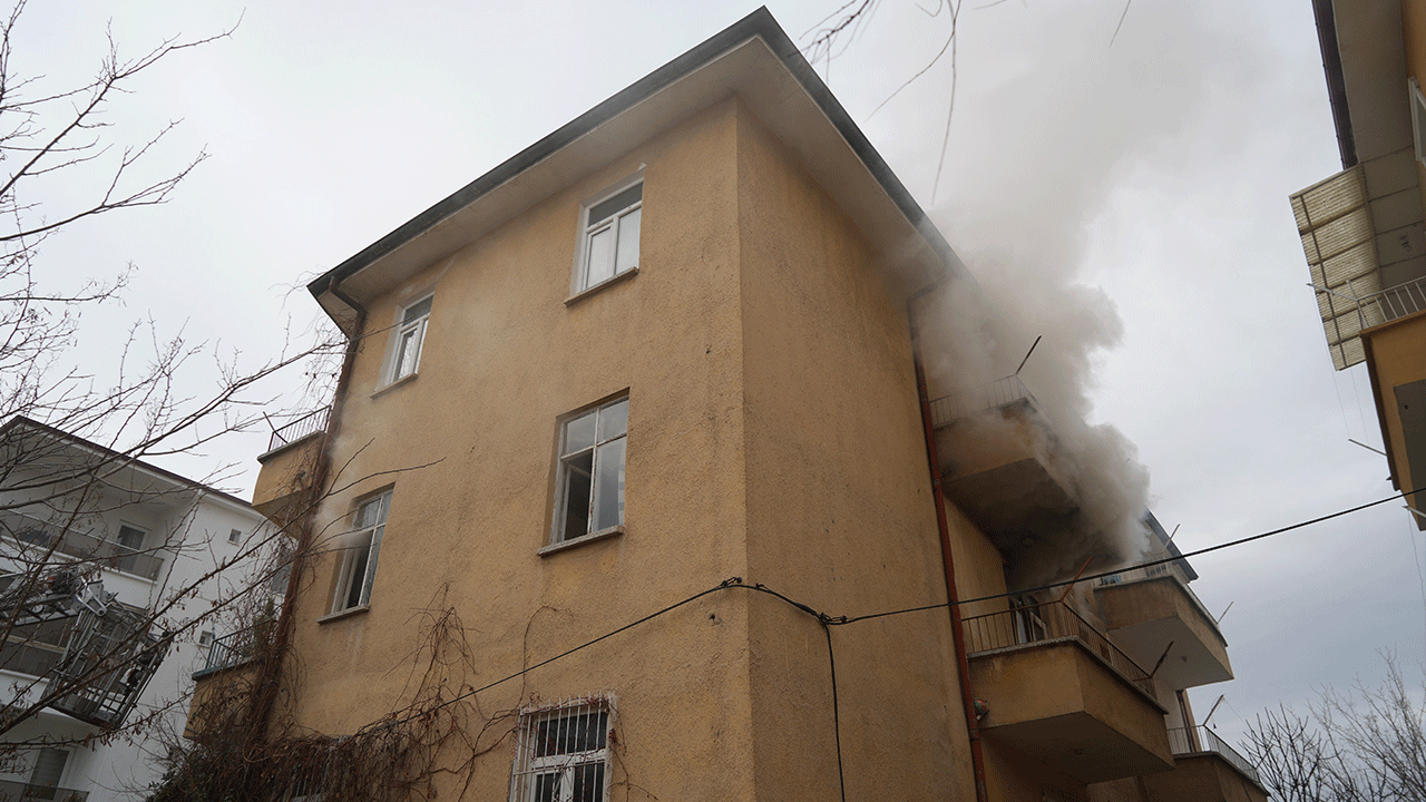 Elektrikli Şofben Yangın Çıkardı! İtfaiyeden Papağana Kalp Masajı