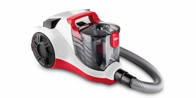 Elektrikli süpürgenin fişini çekerken akıma kapılıp can verdi