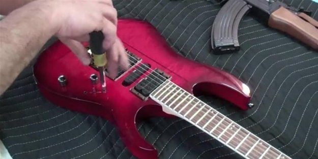 Elektrogitarı Kalaşnikof'a çevirdi! Bakın nasıl...
