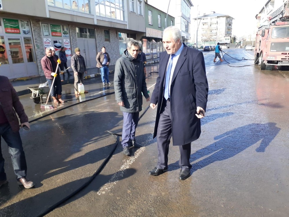 Eleşkirt Belediyesi cadde ve sokakları yıkadı 