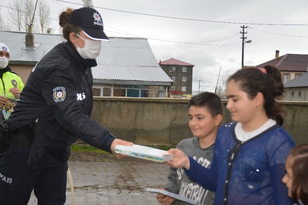 Eleşkirt Emniyetinden çocukları sevindiren ziyaret 