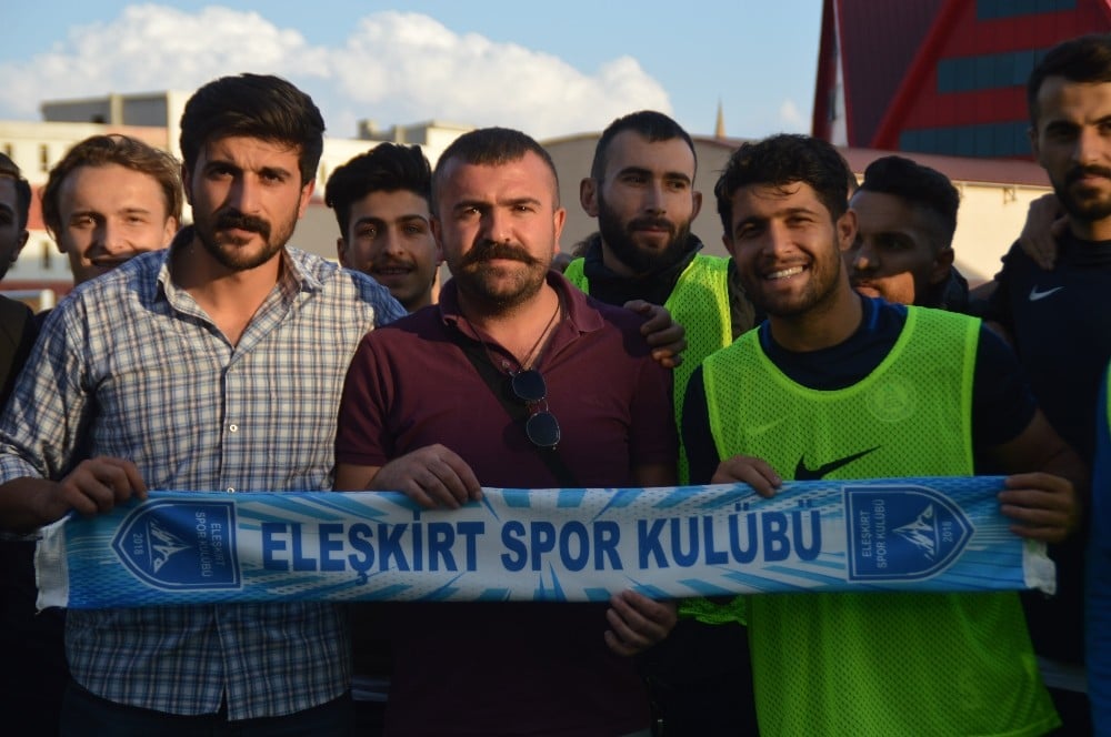 Eleşkirtspor Taraftar Derneği’nden Ağrıspor’a kombine desteği 