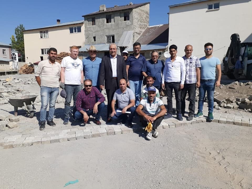 Eleşkirt’te memur ve işçiler parke taşı döşeme çalışmalarına katıldılar 
