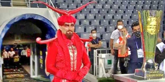 Eleştiri yağdı! Tepki çeken kostüm