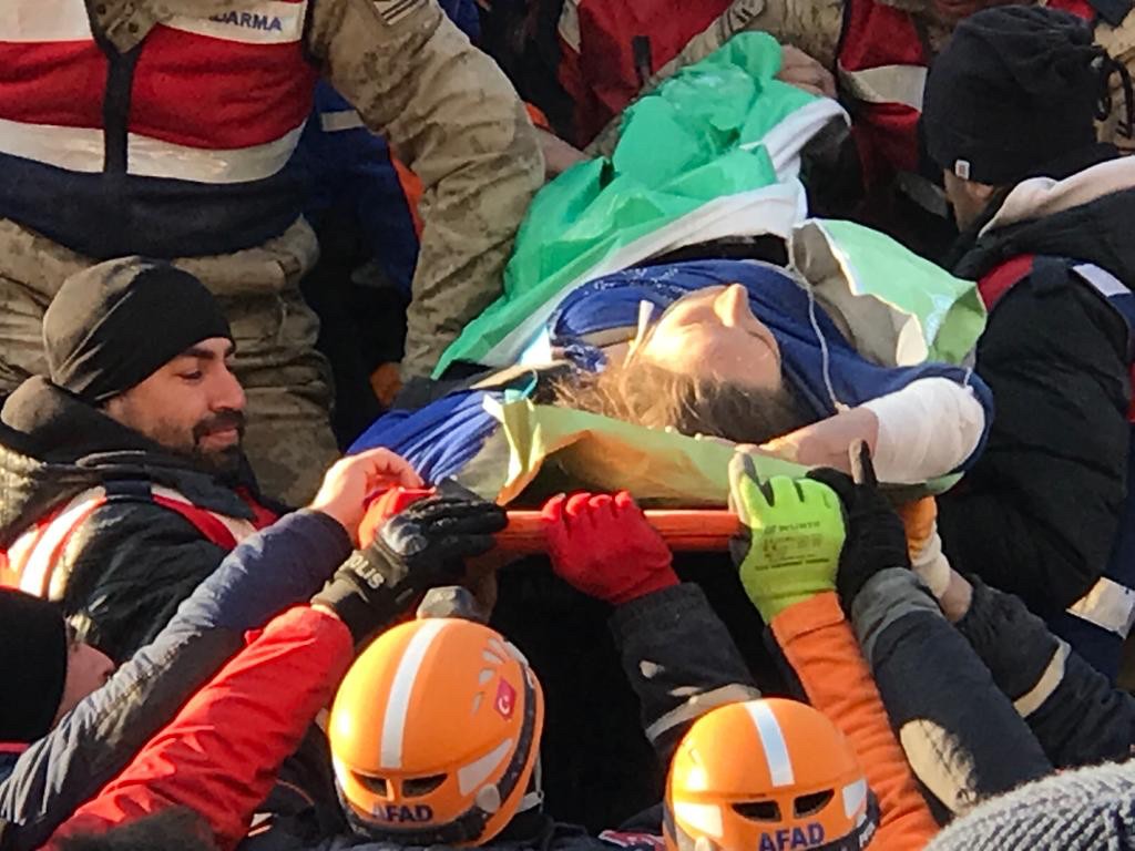 Elhamdulillah! 101 saat sonra canlı çıkarıldılar!