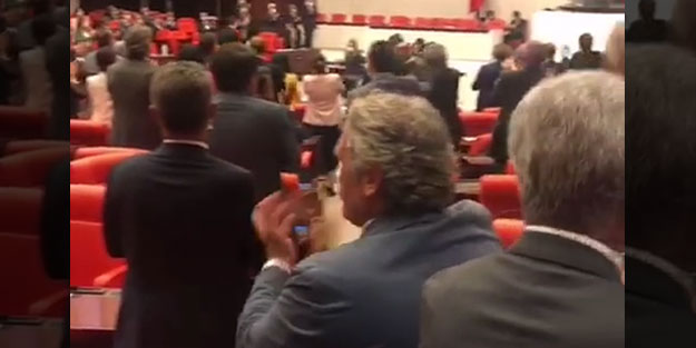 Elhamdülillah bu günleri de gördük! TBMM’de ‘Allah-u ekber’ sesleri