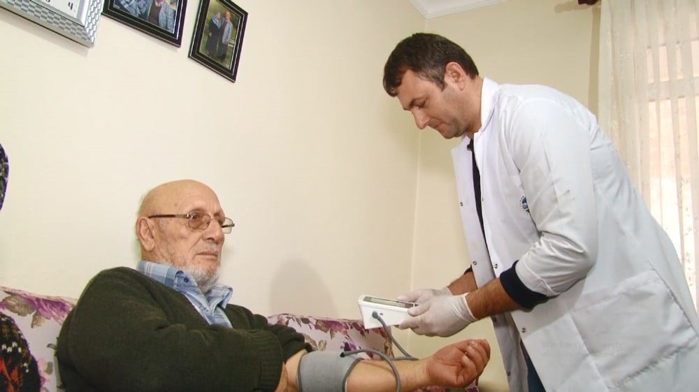 Eli öpülesi yaşlılara destek Büyükşehirden 